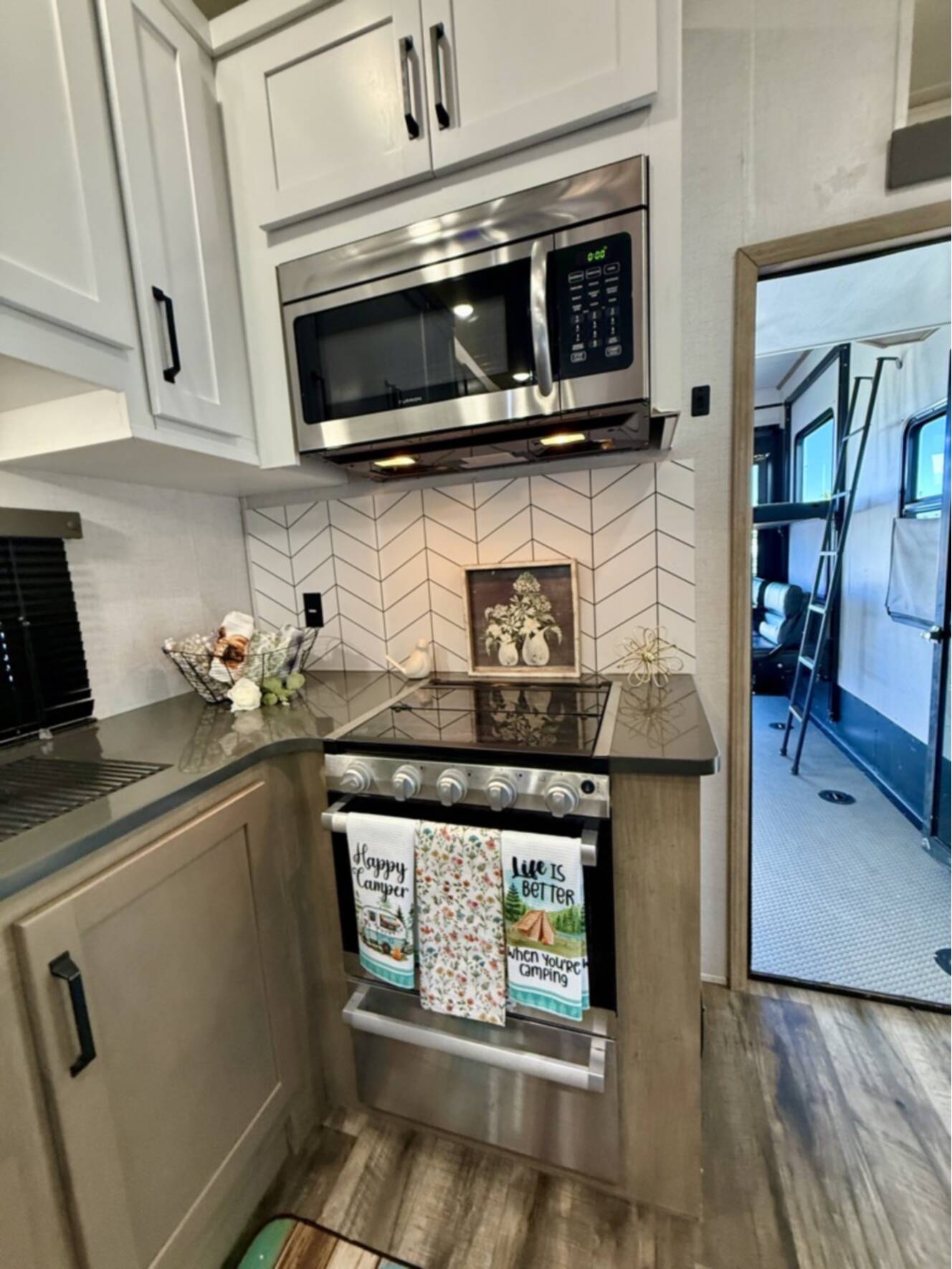 A photo of this 2022 Keystone RAPTOR 423