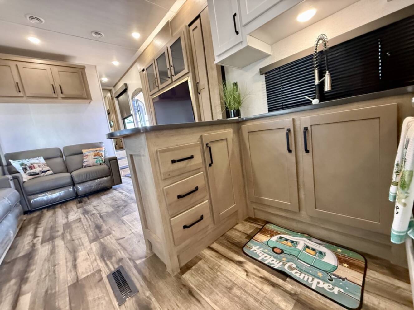 A photo of this 2022 Keystone RAPTOR 423