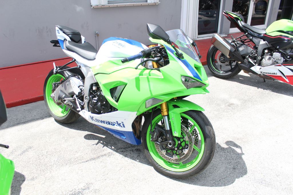 チビ　白2台 2024-Kawasaki-Ninja_ZX_6R-