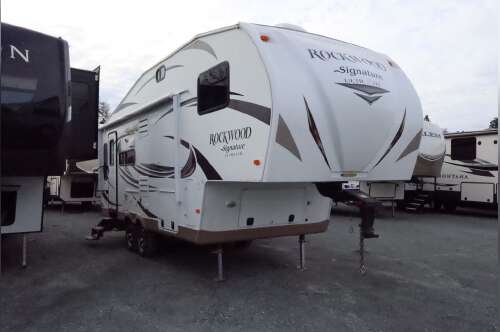 2016 Forest River Rockwood Signature Ultra Lite 8244WS in lockeford CA