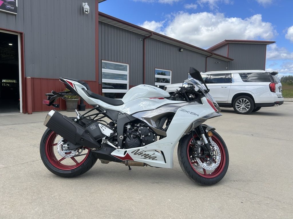 ホワイトs 2025 Kawasaki NINJA ZX-6R Pearl Robotic White / Metallic Graphite