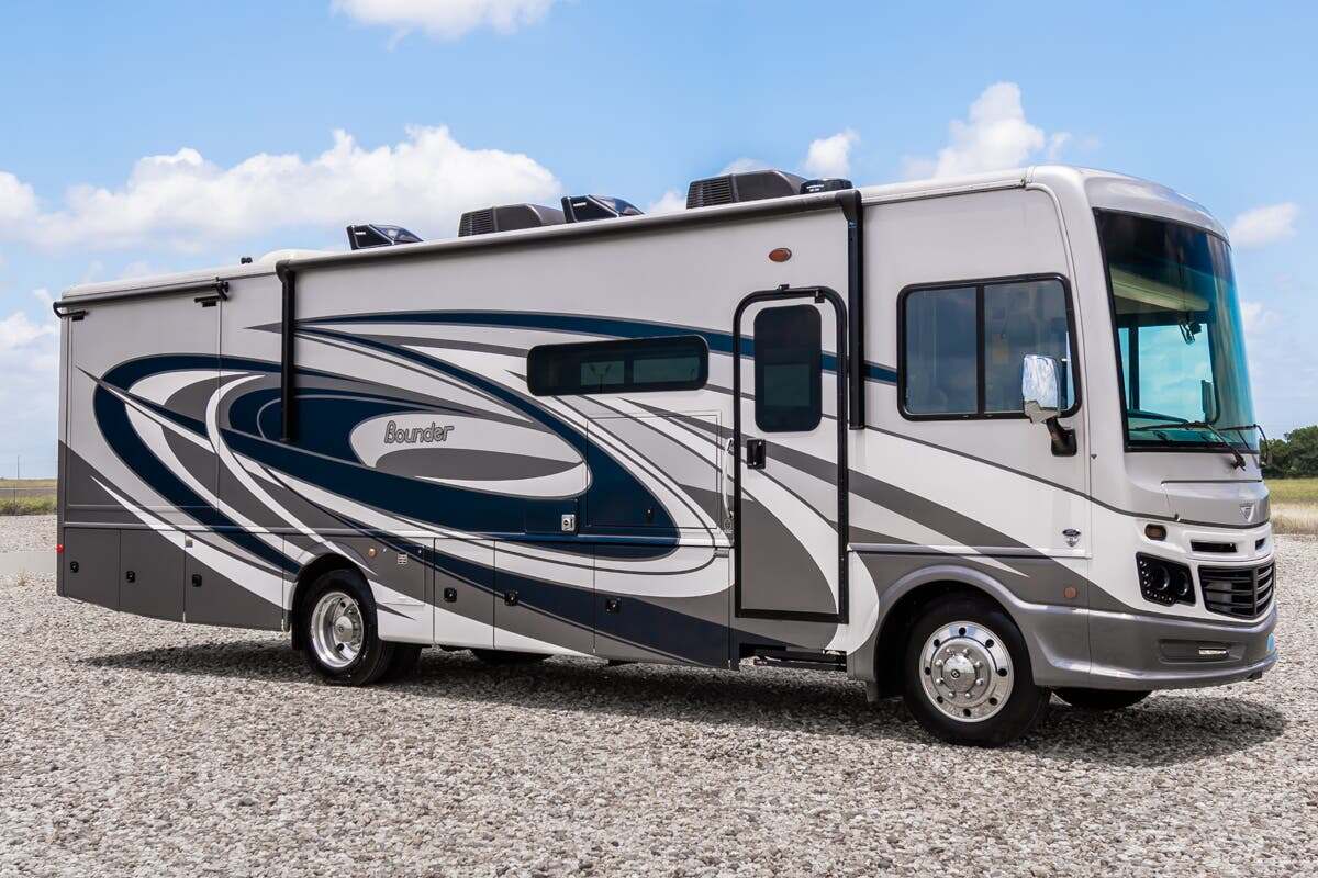 2023 Fleetwood Bounder 33C in alvarado TX