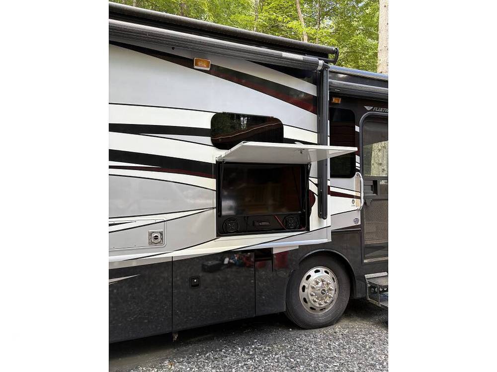 2016 Fleetwood Pace Arrow LXE 38K in lansing NC