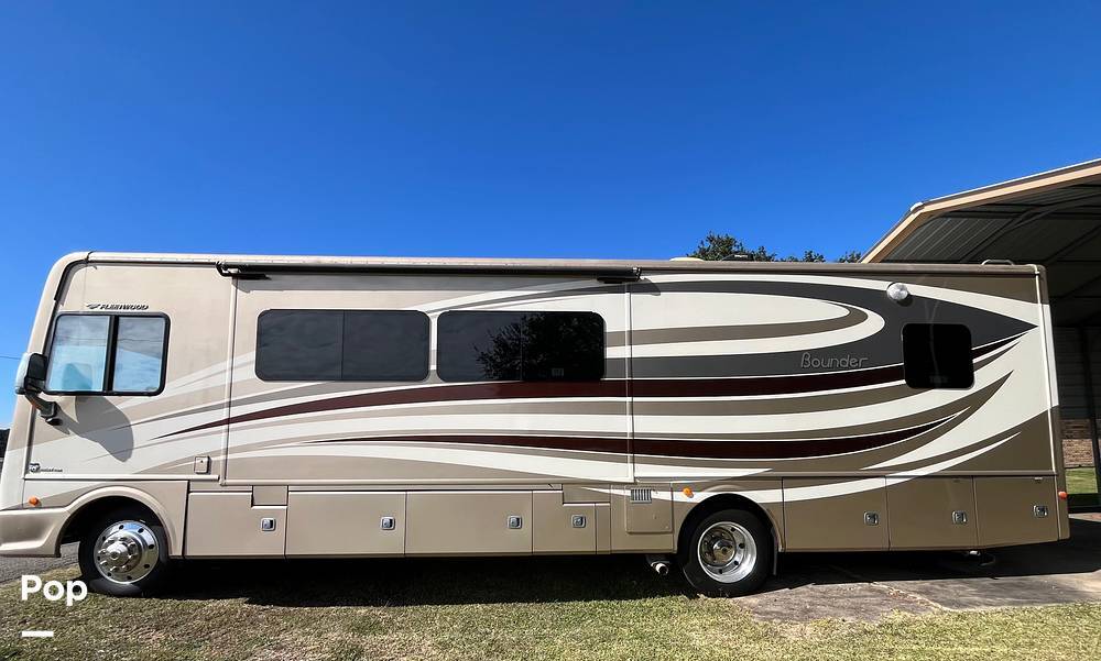 2017 Fleetwood Bounder 34T in hamshire TX