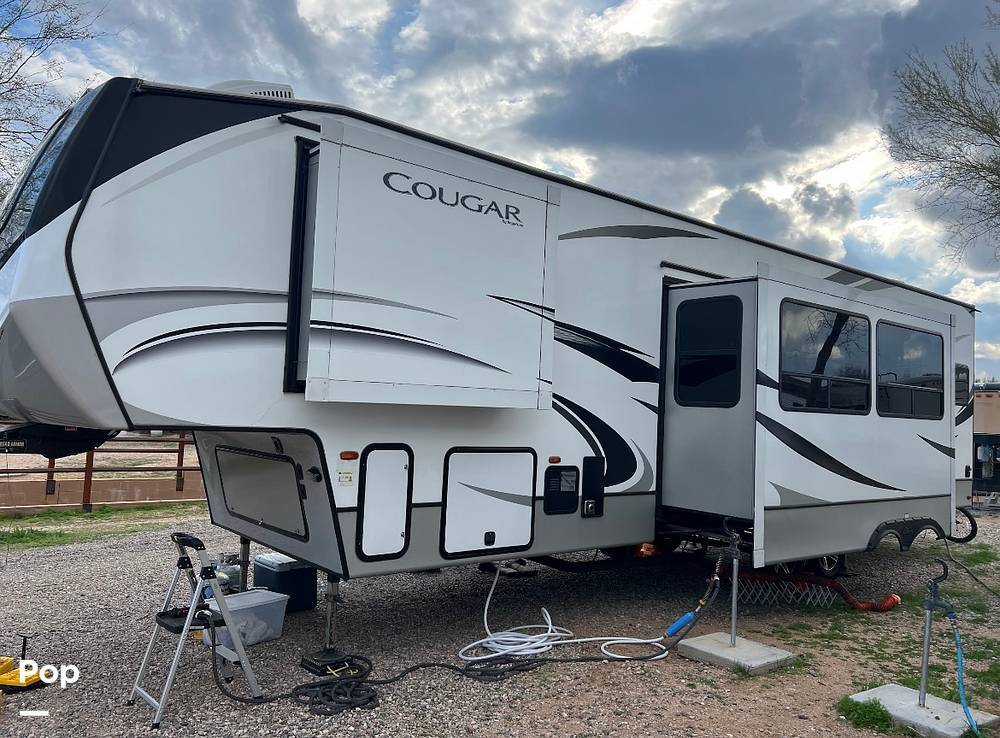 2020 Keystone Cougar 364BHL in centre hall PA