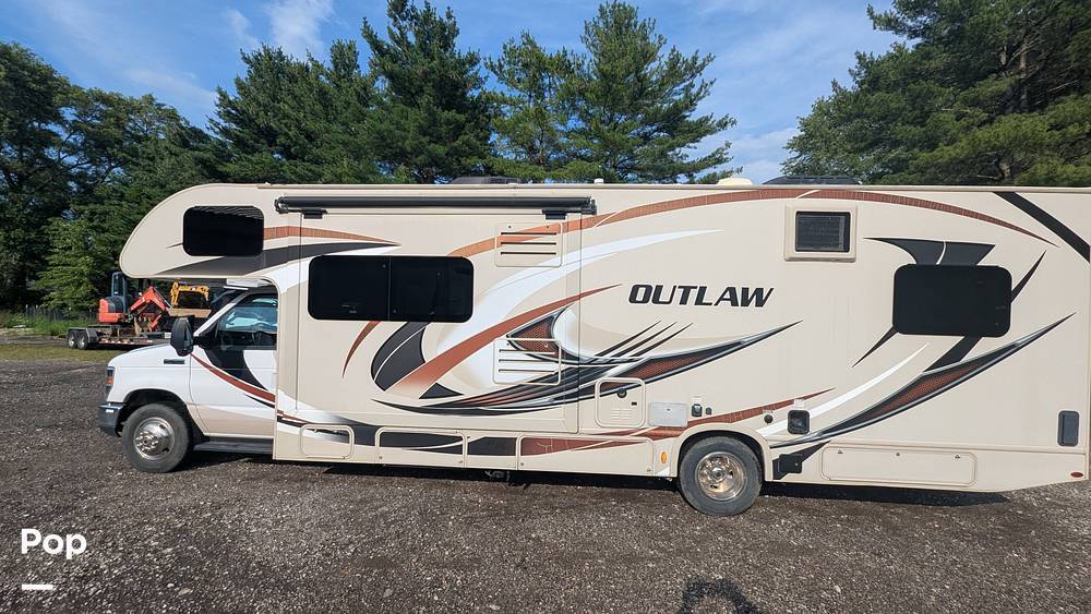 2019 Thor Motor Coach Outlaw 29J in fountaintown IN