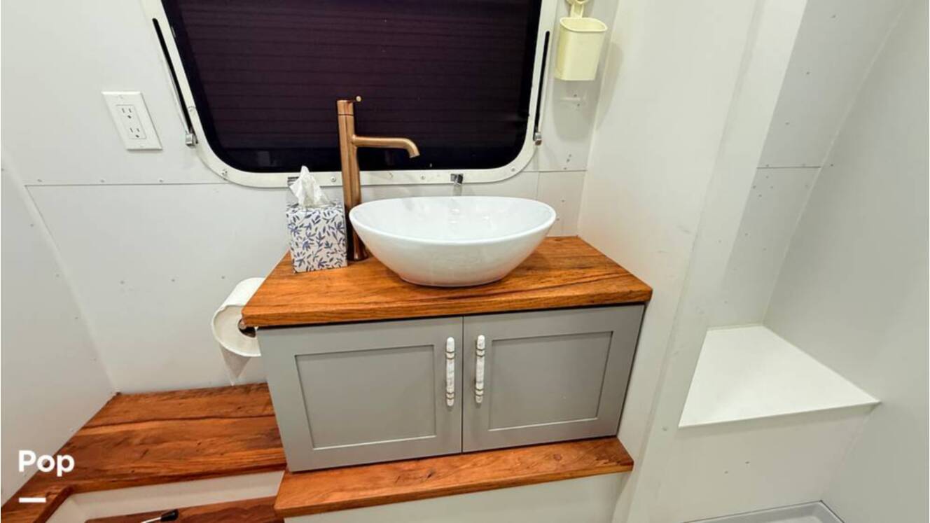 A photo of this 1973 Airstream Sovereign 31