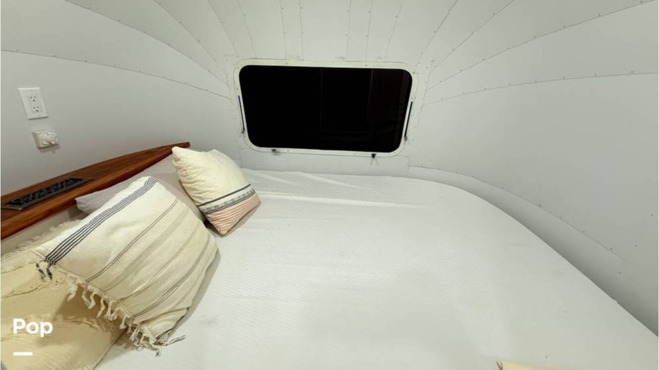 A photo of this 1973 Airstream Sovereign 31