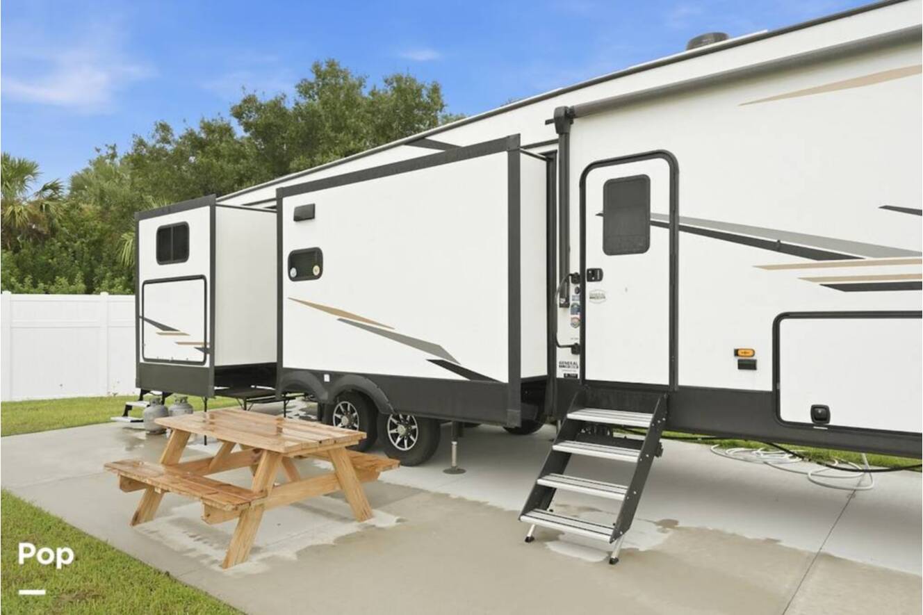 A photo of this 2023 Shasta Phoenix 367BH