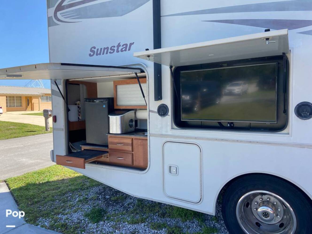 A photo of this 2017 Winnebago Sunstar 29VE