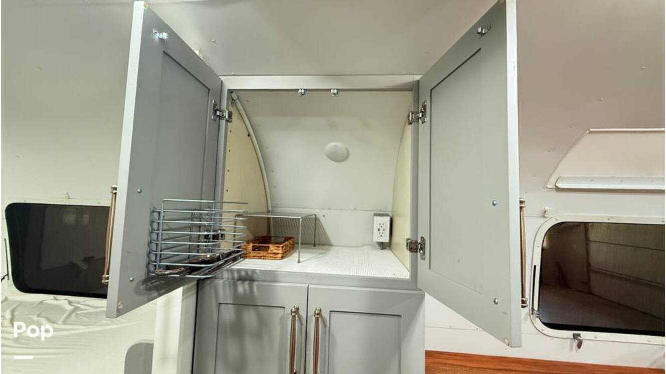 A photo of this 1973 Airstream Sovereign 31