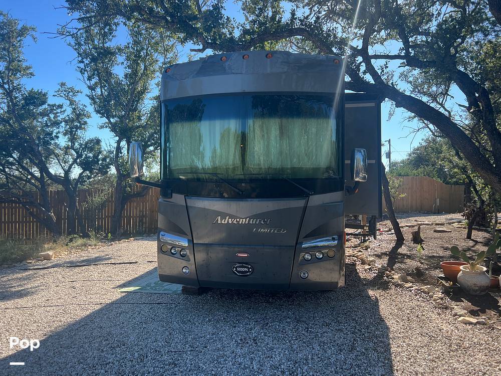 2008 Winnebago Adventurer Limited 37GL in pipe creek TX