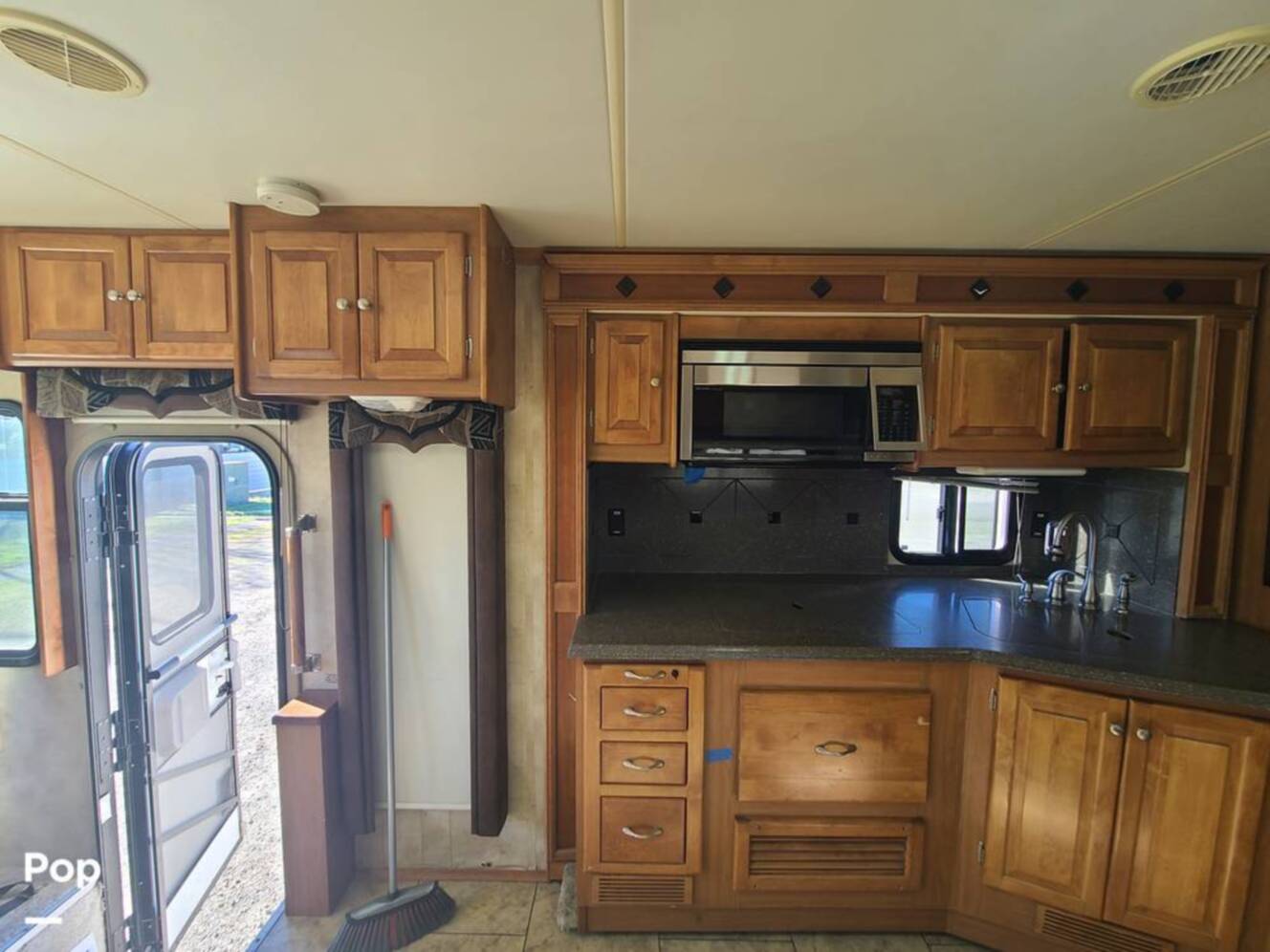 A photo of this 2009 Tiffin Allegro Bay 35TSB