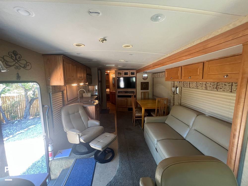 2008 Winnebago Adventurer Limited 37GL in pipe creek TX