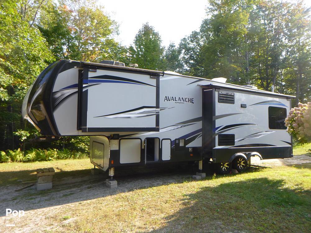 2018 Keystone Avalanche 300RE in newbury NH