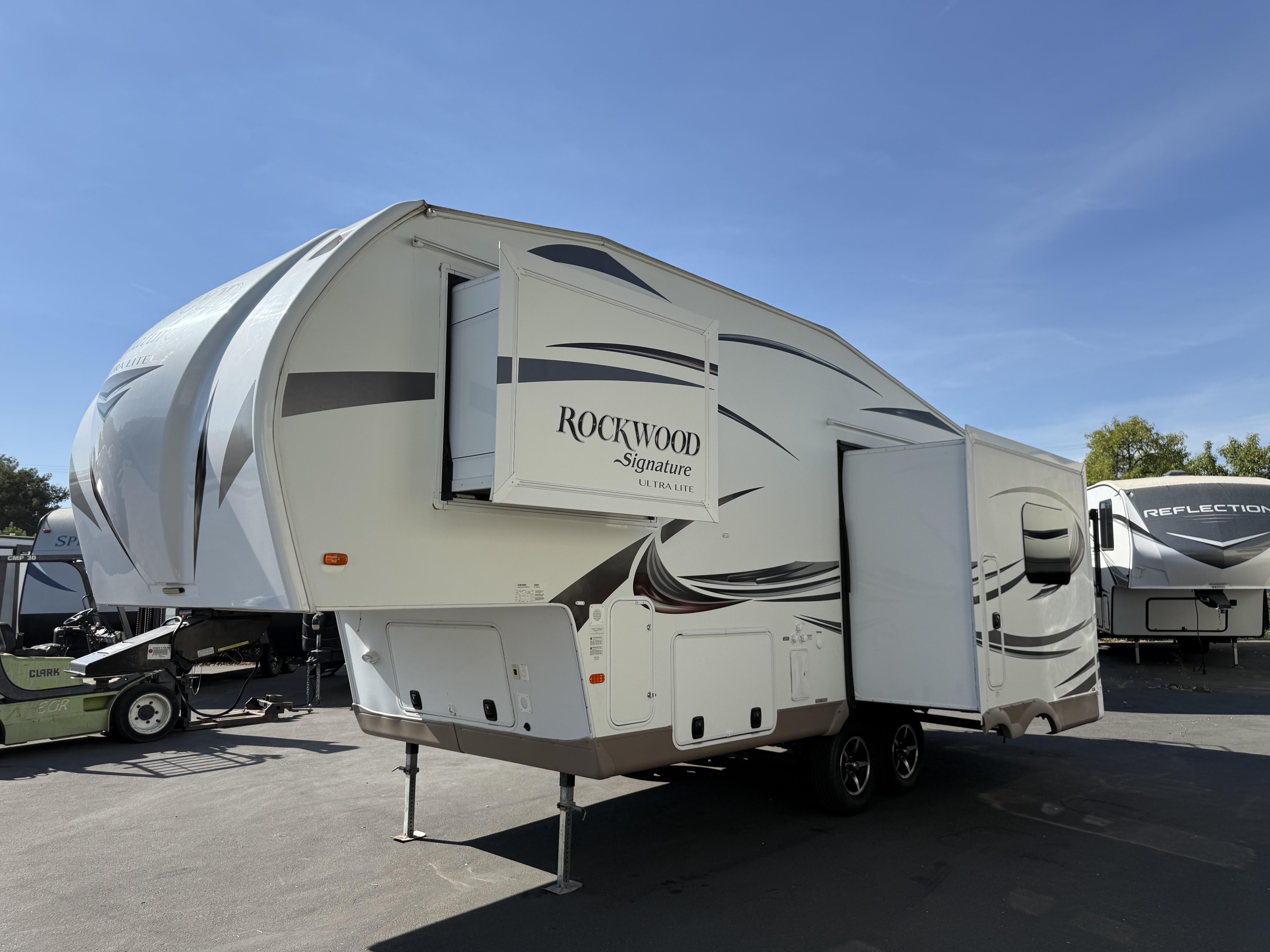 2015 Forest River ROCKWOOD SIGNATURE ULTRA LITE 8244WS in davis CA