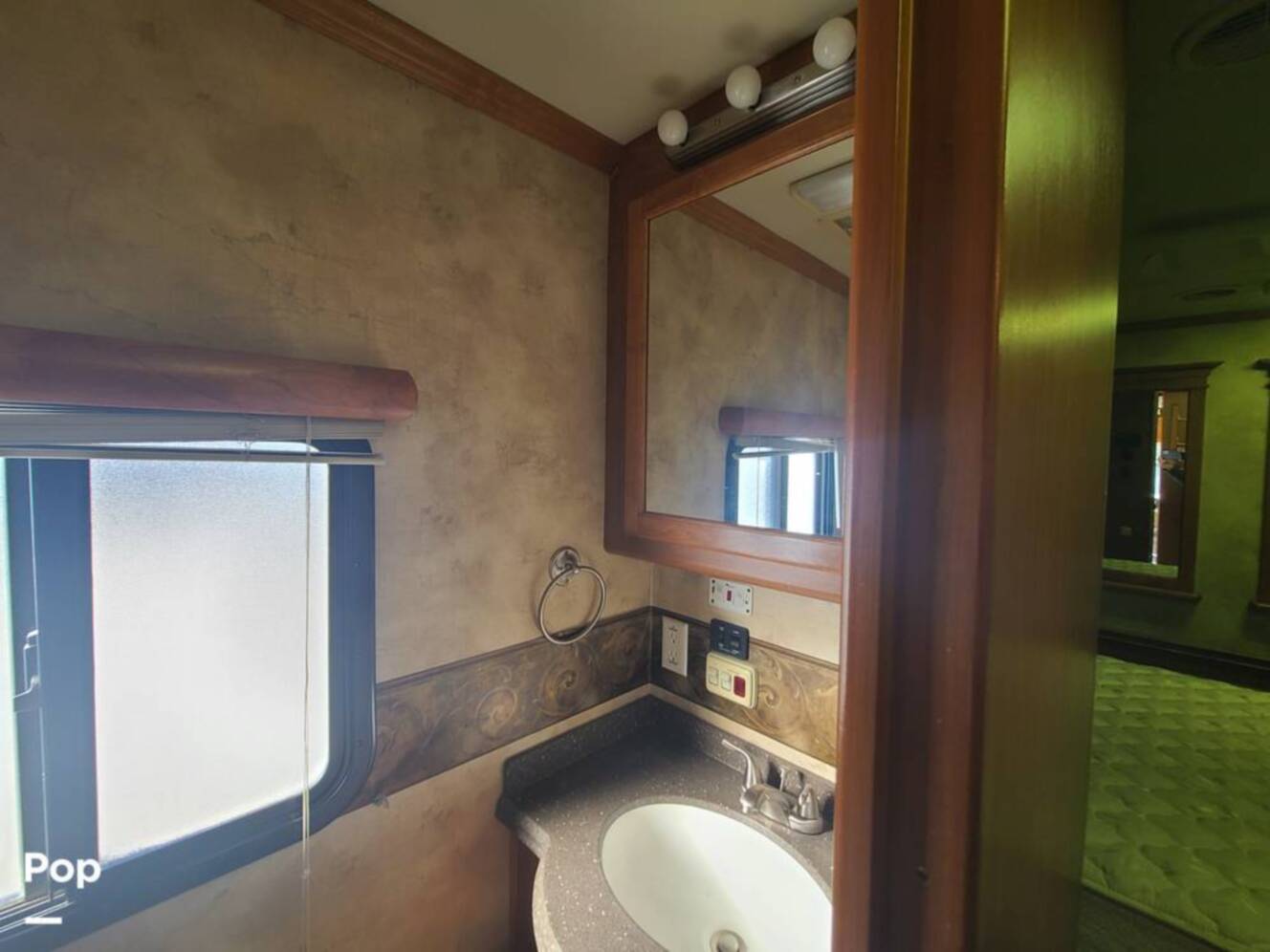 A photo of this 2009 Tiffin Allegro Bay 35TSB