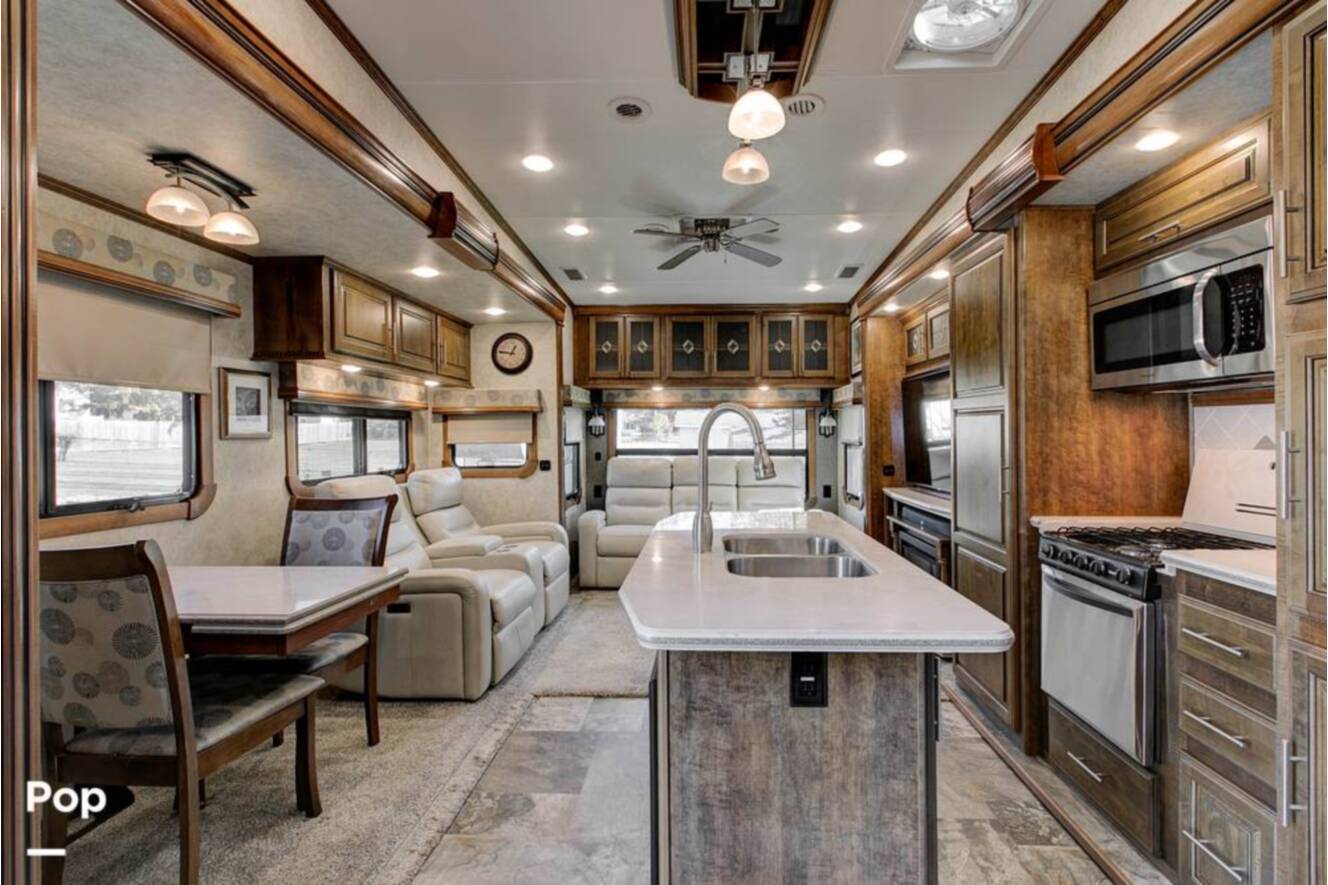 A photo of this 2015 Crossroads Carriage 40RL