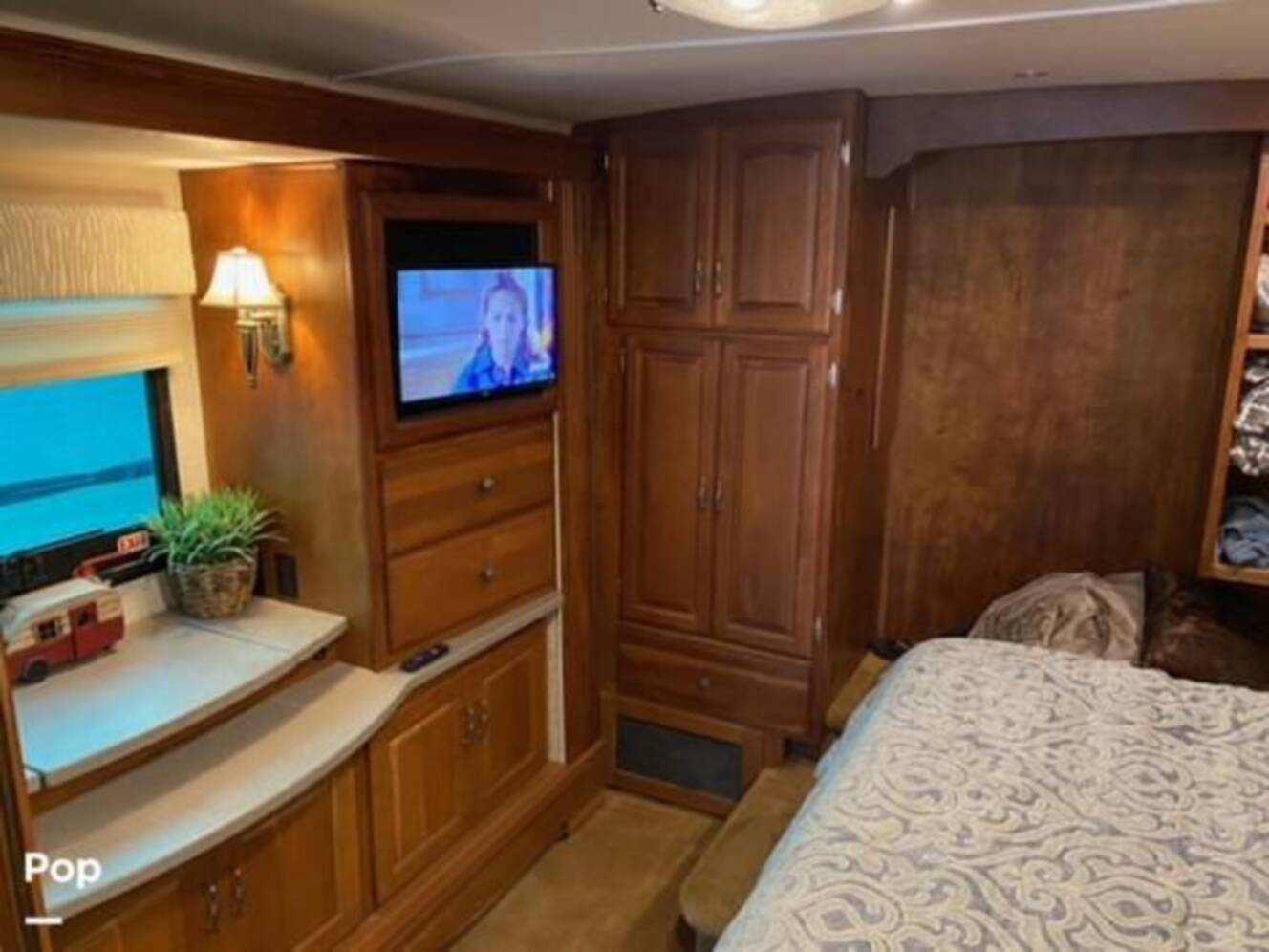 A photo of this 2006 Itasca Horizon 40FD