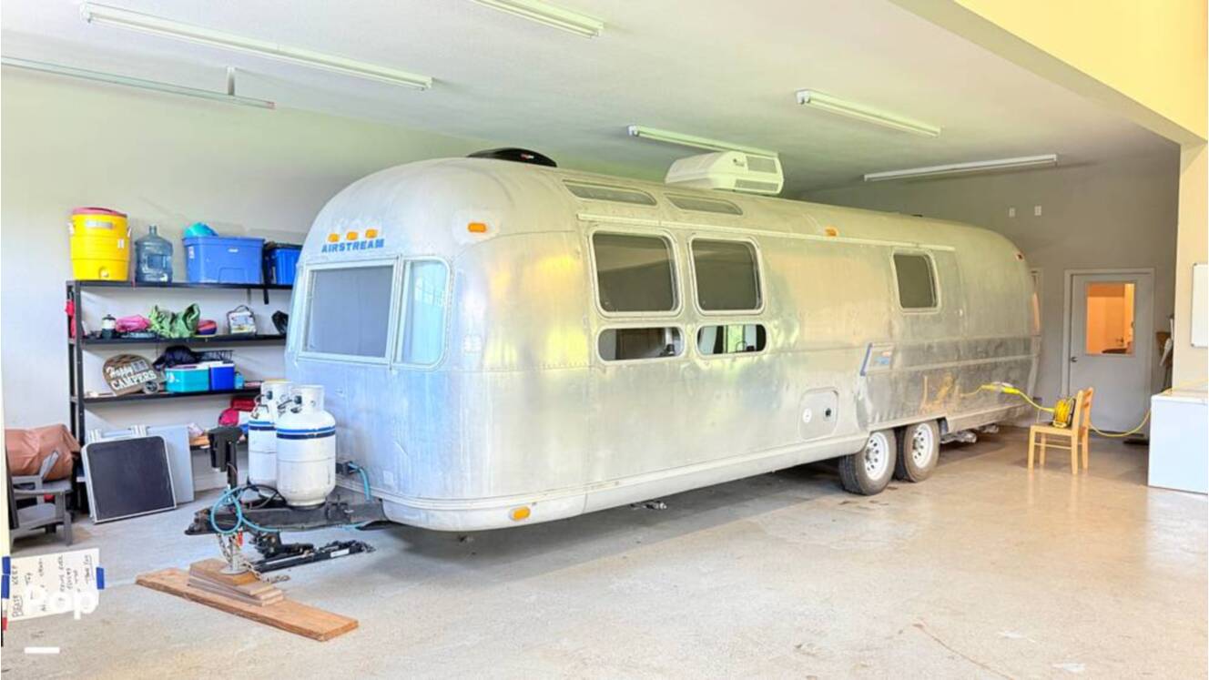 A photo of this 1973 Airstream Sovereign 31