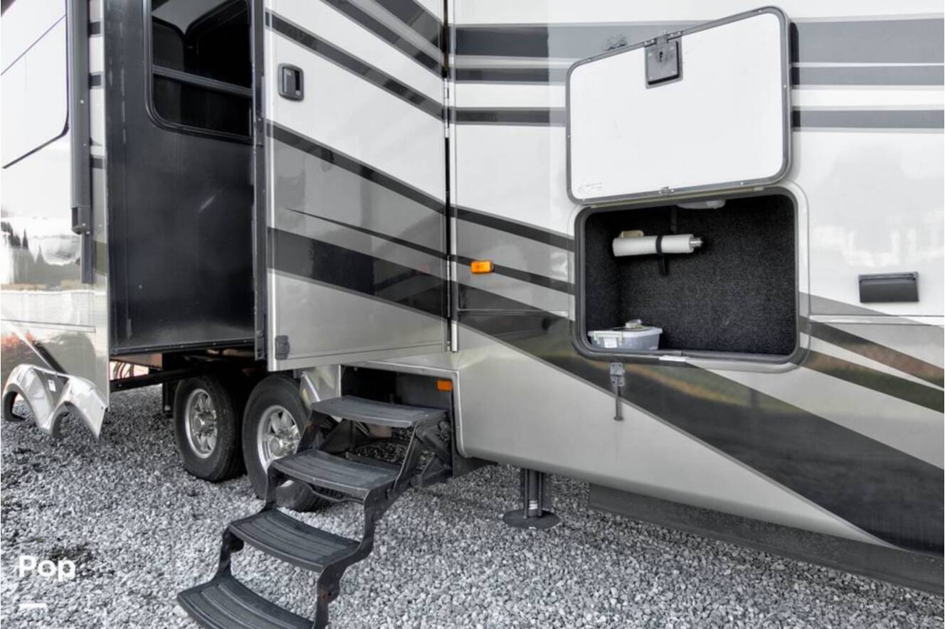 A photo of this 2015 Crossroads Carriage 40RL