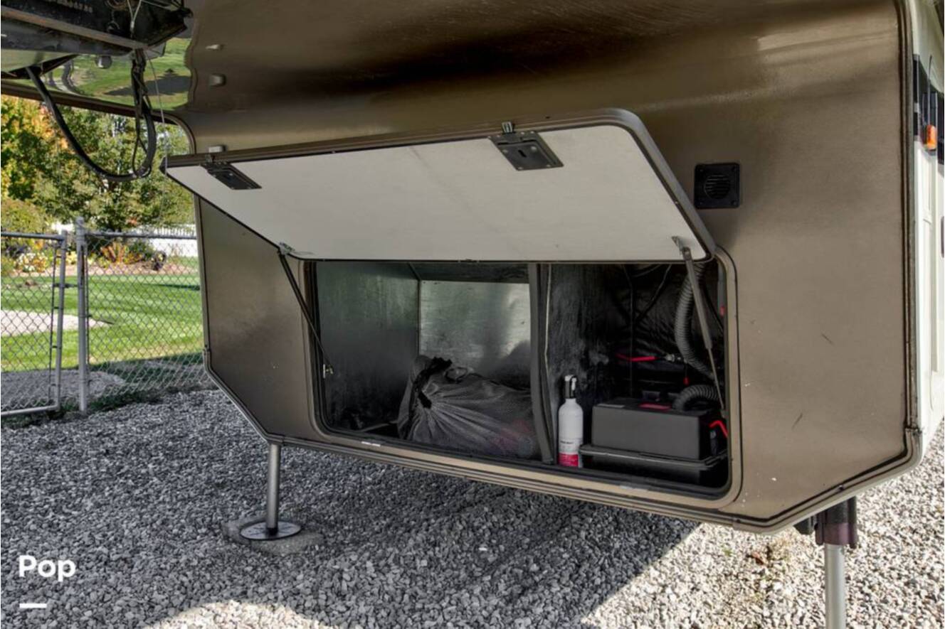 A photo of this 2015 Crossroads Carriage 40RL