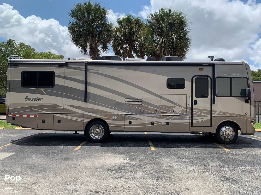 2015 Fleetwood Bounder 33 C in dania beach FL