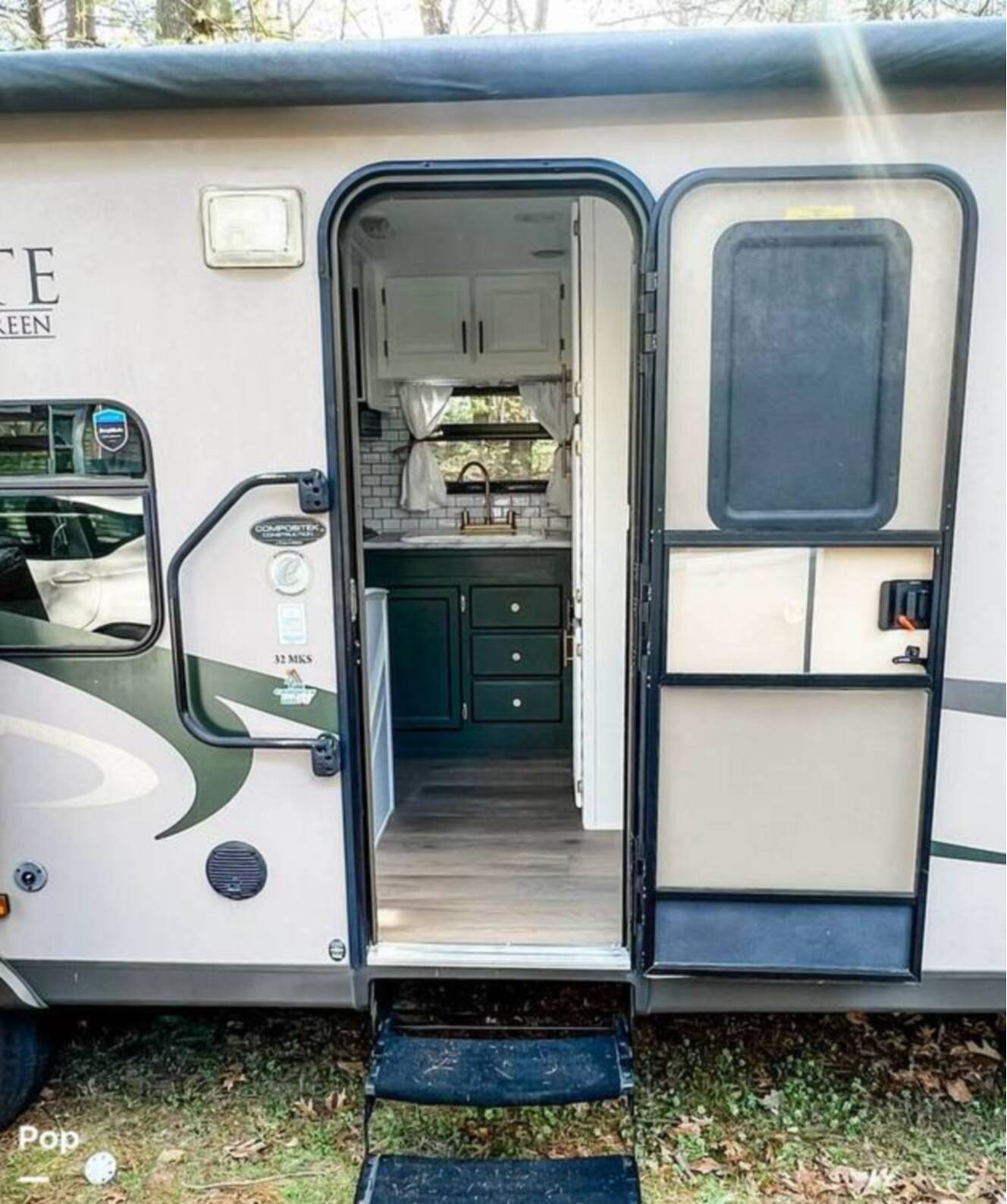 A photo of this 2011 Evergreen Ever-Lite 32MKS