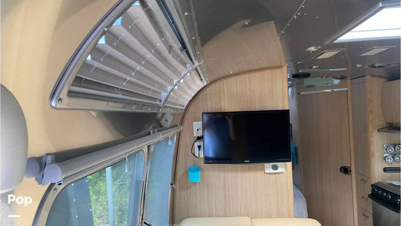 A photo of this 2019 Airstream Flying Cloud 30FB Bunk