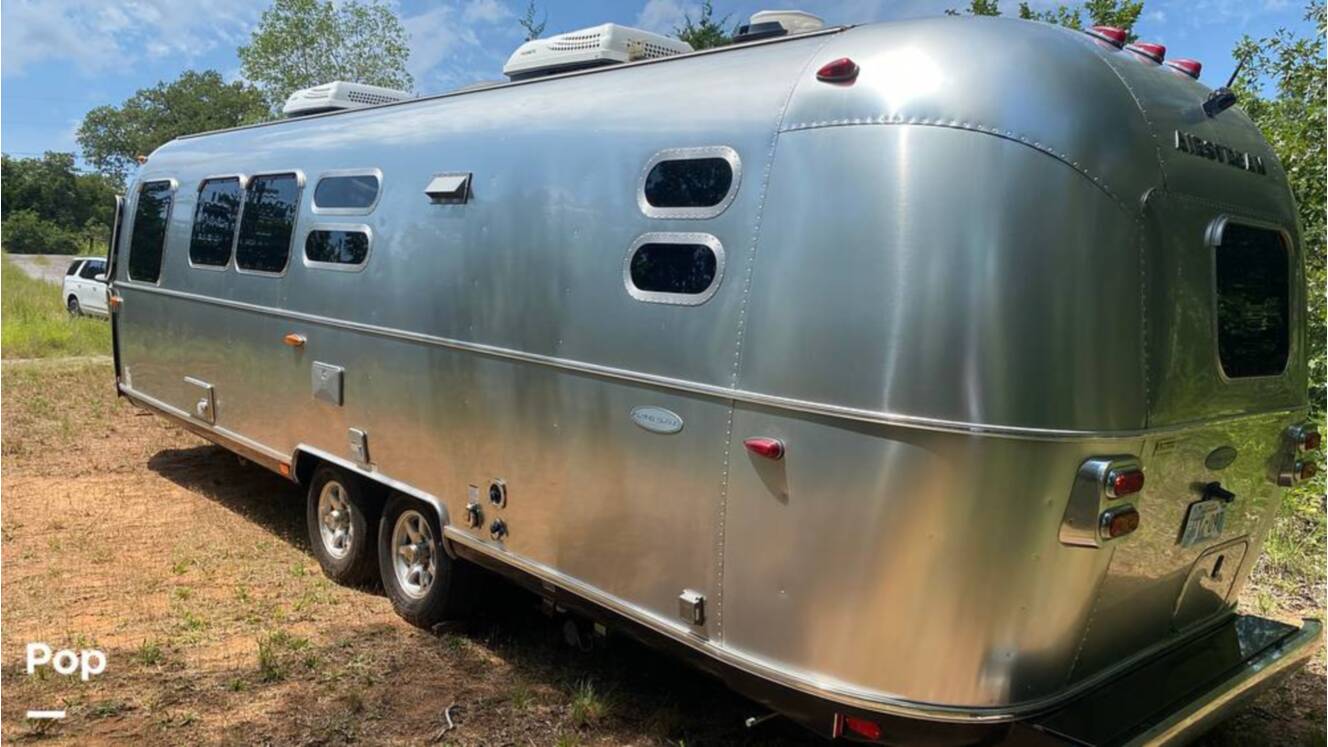 A photo of this 2019 Airstream Flying Cloud 30FB Bunk