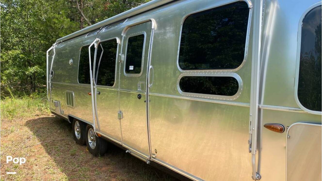 A photo of this 2019 Airstream Flying Cloud 30FB Bunk