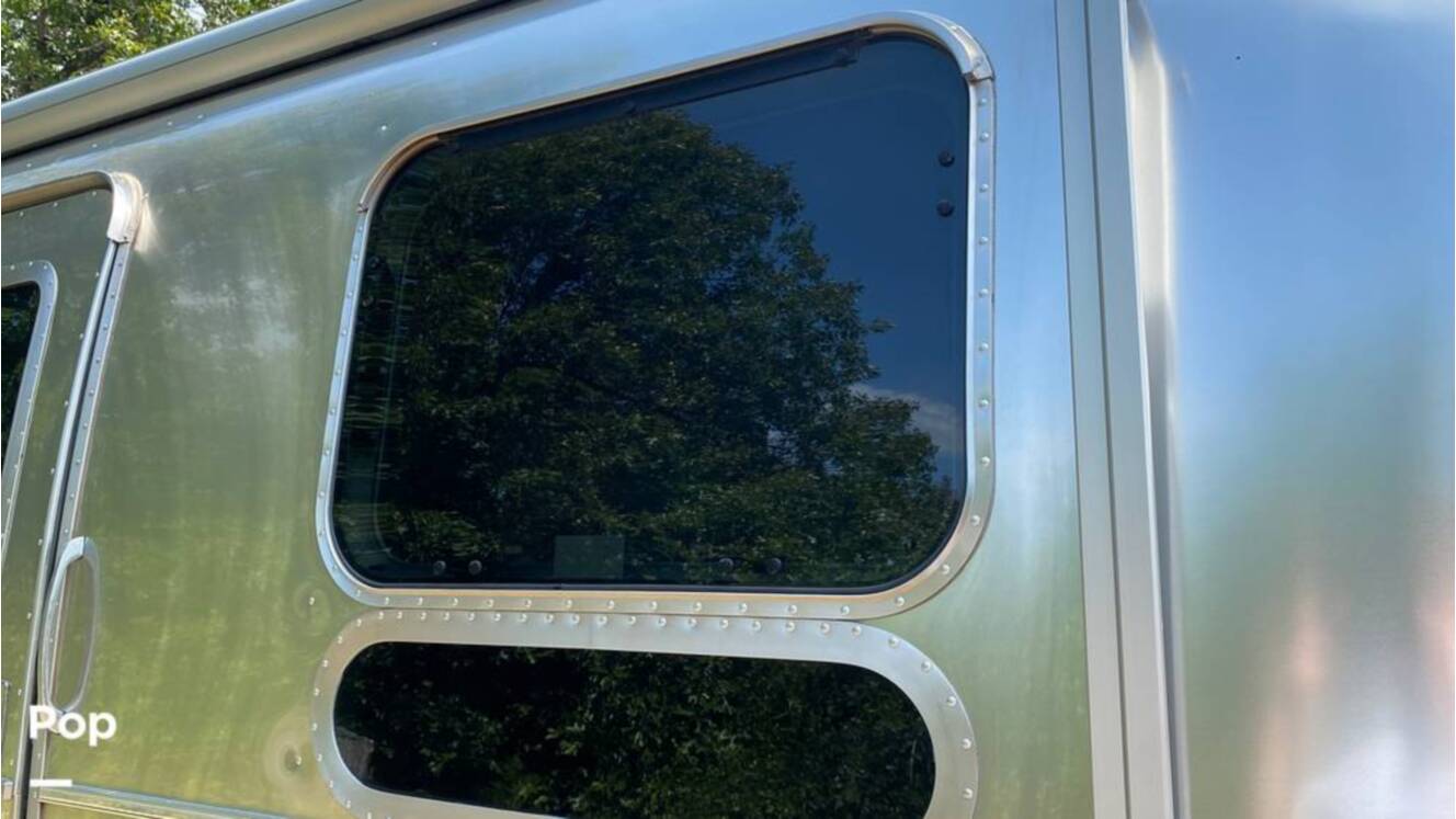A photo of this 2019 Airstream Flying Cloud 30FB Bunk