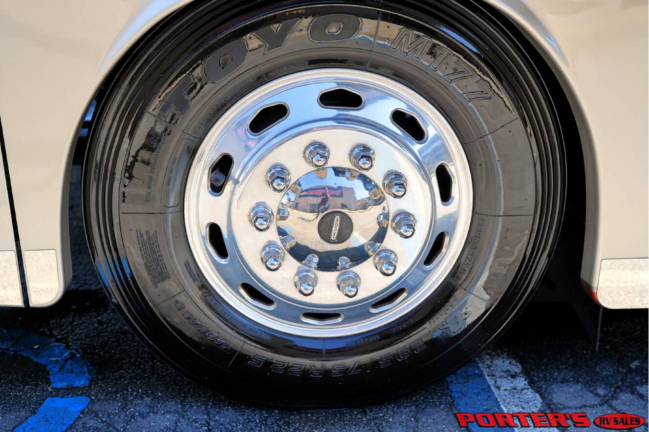 A photo of this 2010 Itasca ELLIPSE 40BD