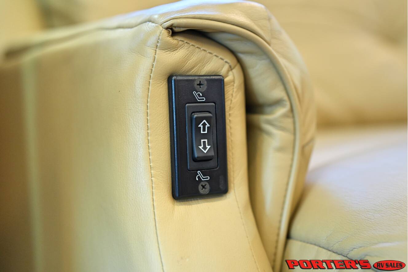 A photo of this 2010 Itasca ELLIPSE 40BD