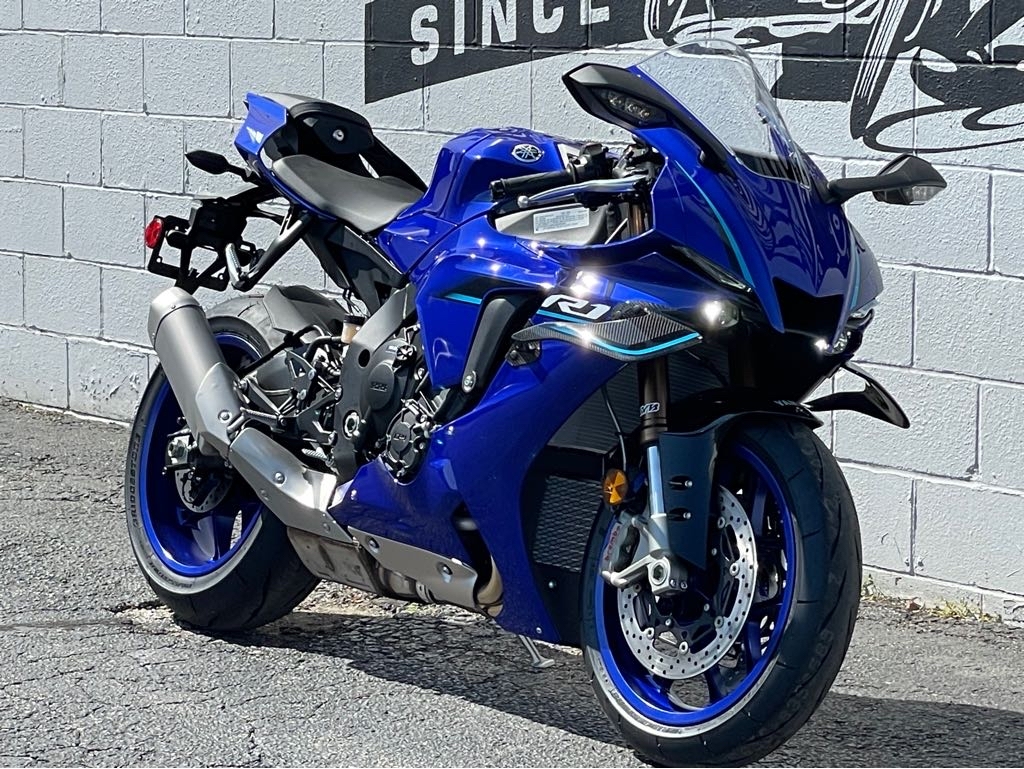 不動　引取り限定　YZF-R1　2006年式　走行46,763km 同じ車両が並ぶとき、それとなく歴史を感じるきがする？～ヤマハYZF-R1