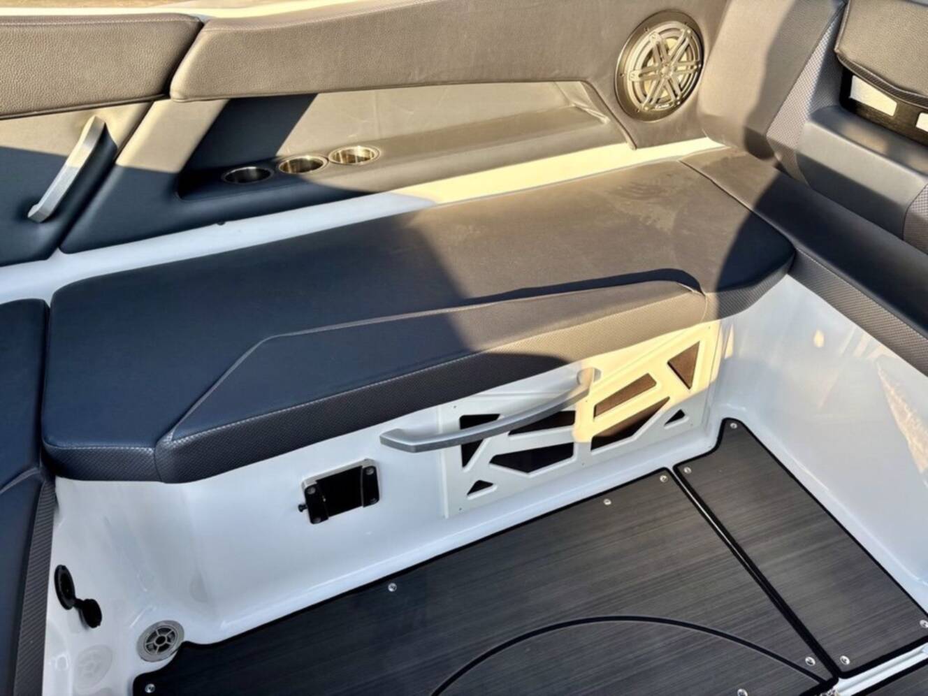 A photo of this 2023 Scarab 285 Id