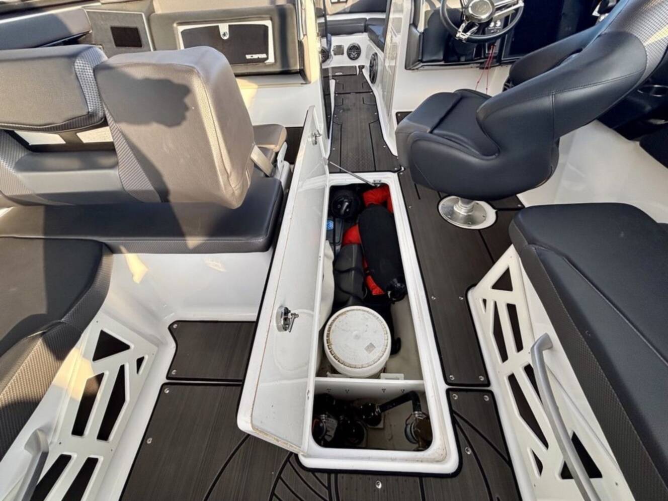 A photo of this 2023 Scarab 285 Id