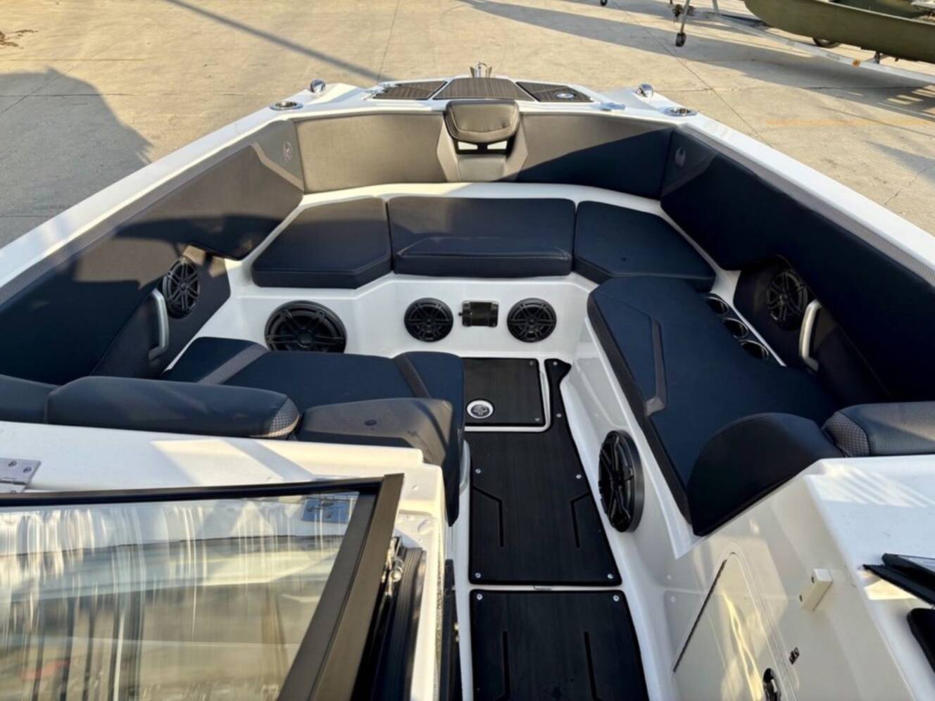 A photo of this 2023 Scarab 285 Id