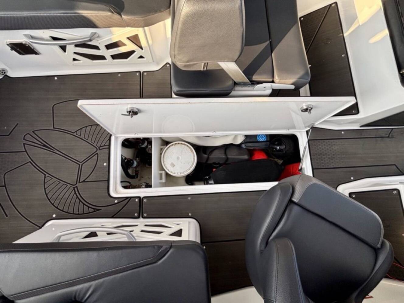 A photo of this 2023 Scarab 285 Id