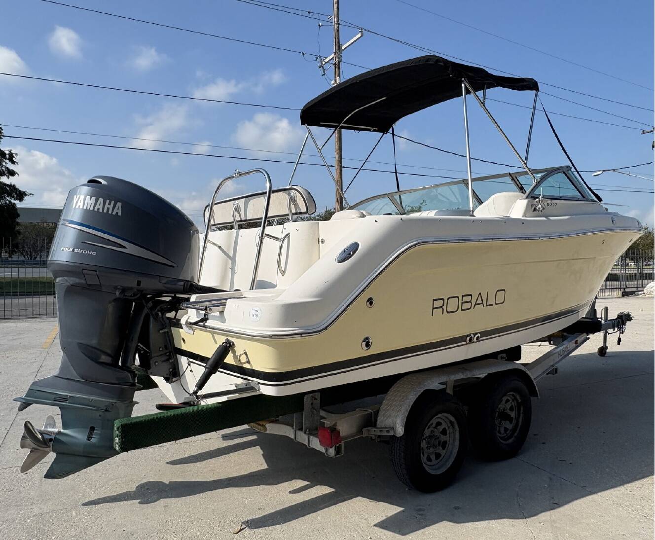 A photo of this 2006 Robalo R227 Dual Console