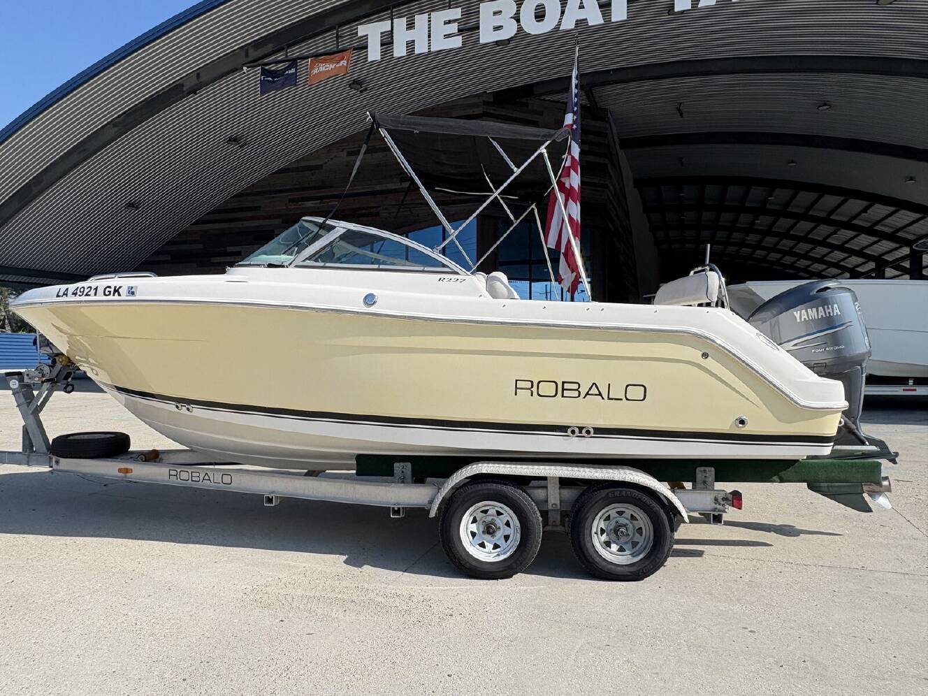 A photo of this 2006 Robalo R227 Dual Console