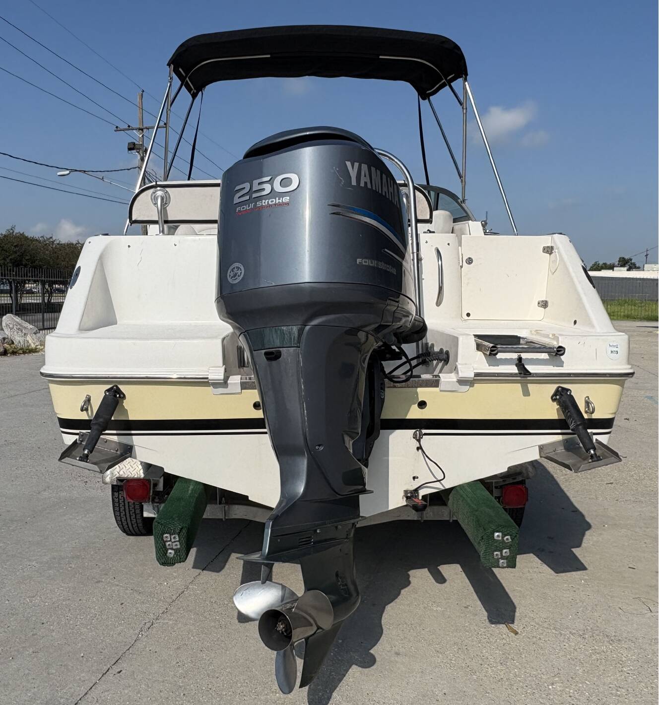 A photo of this 2006 Robalo R227 Dual Console