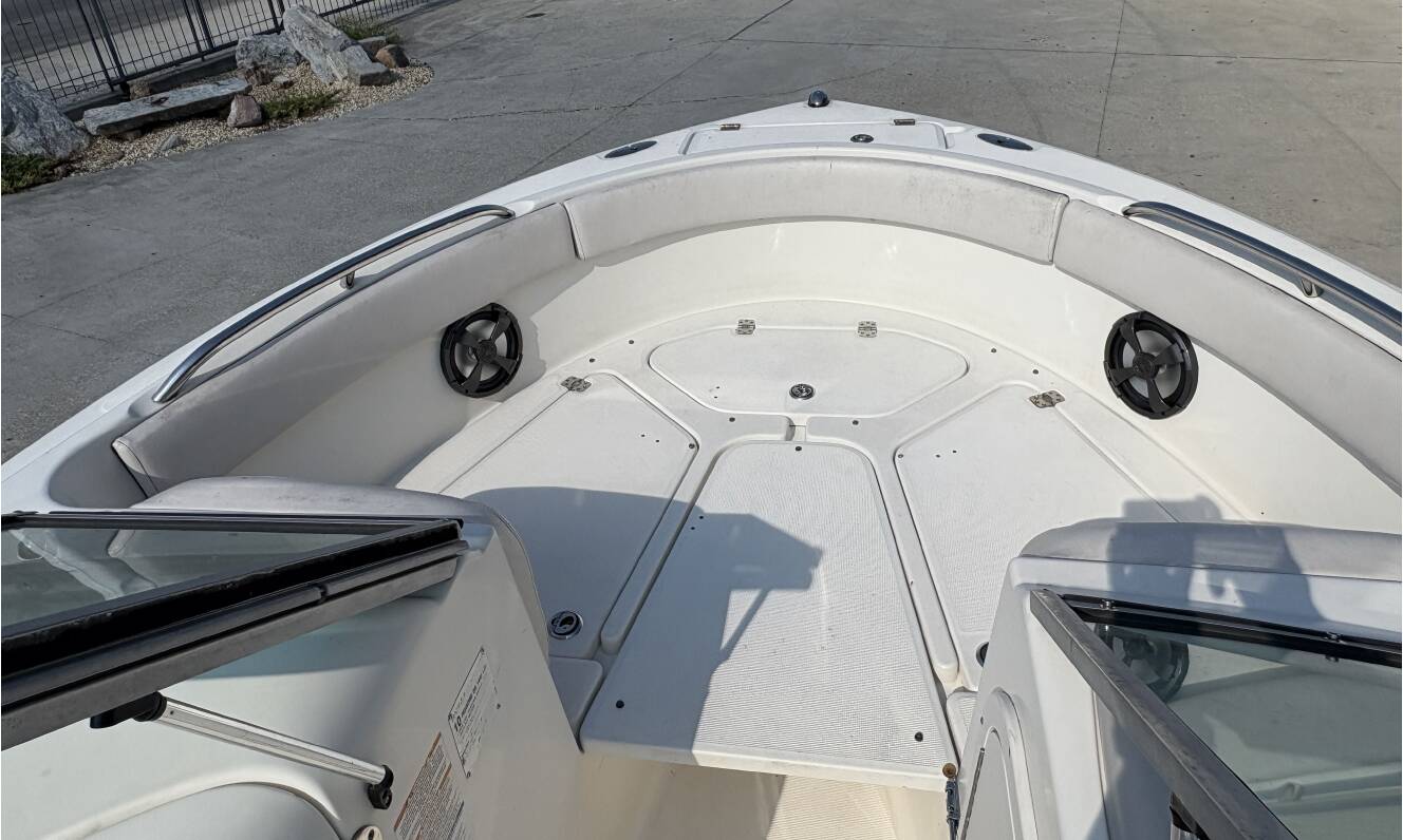 A photo of this 2006 Robalo R227 Dual Console