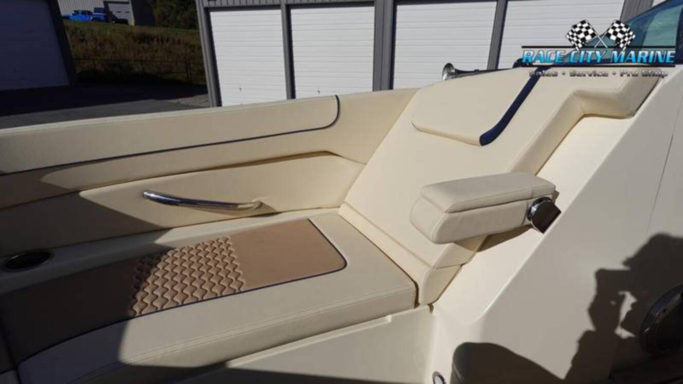 A photo of this 2025 Chris Craft 28GT