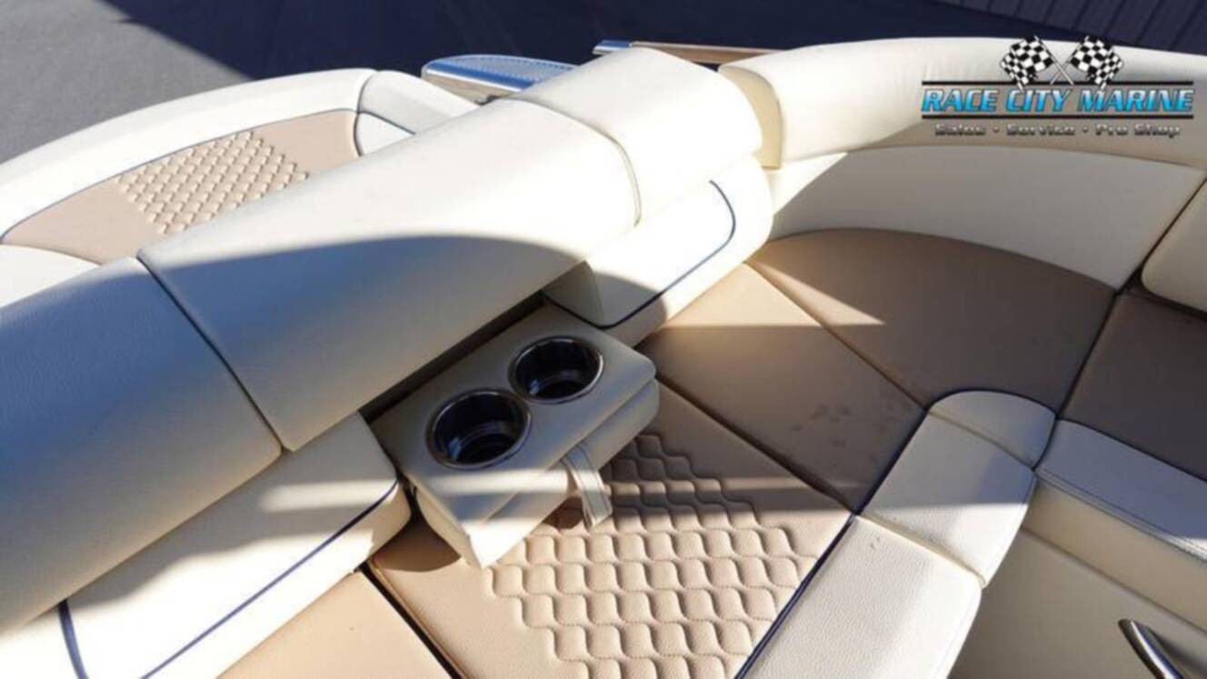 A photo of this 2025 Chris Craft 28GT