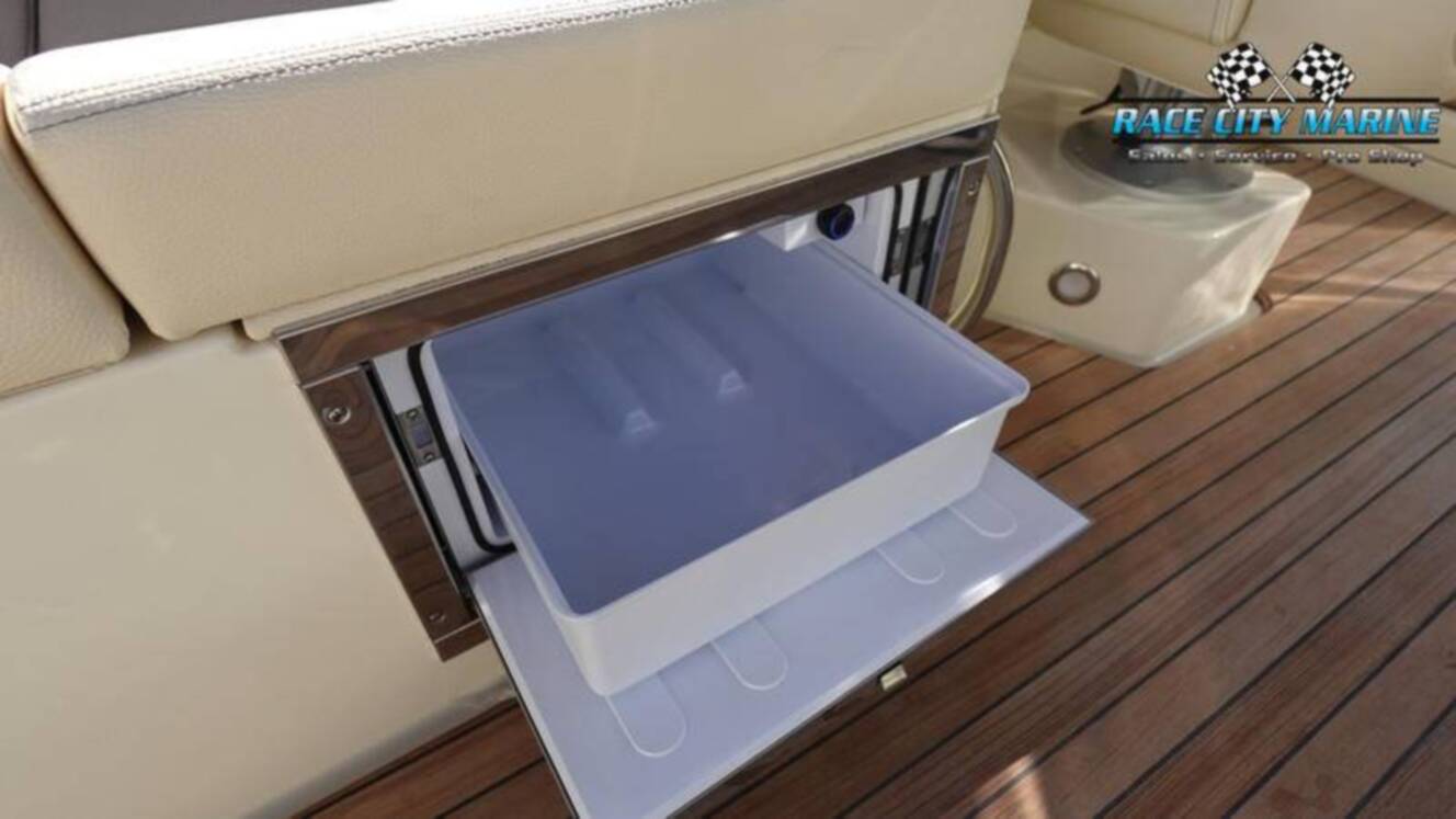 A photo of this 2025 Chris Craft 28GT