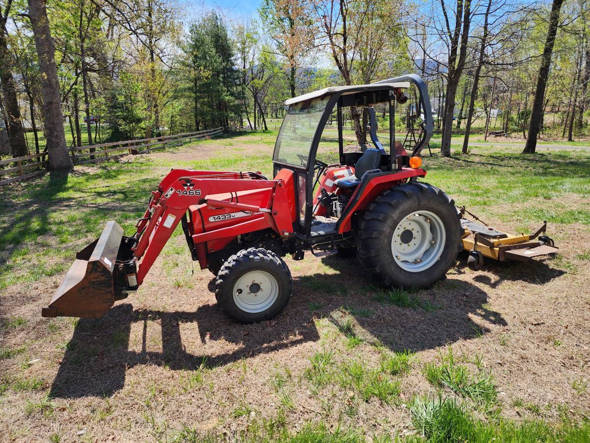 2004 MASSEY FERGUSON 1433V in Salem, VT