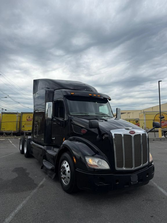 2019 Peterbilt 579 in Linden, NJ