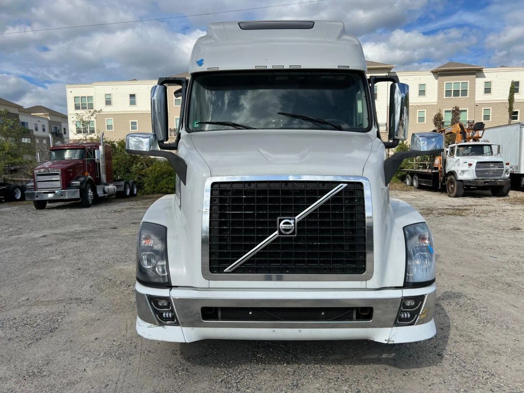 2015 VOLVO VNL in Fredericksburg, VA