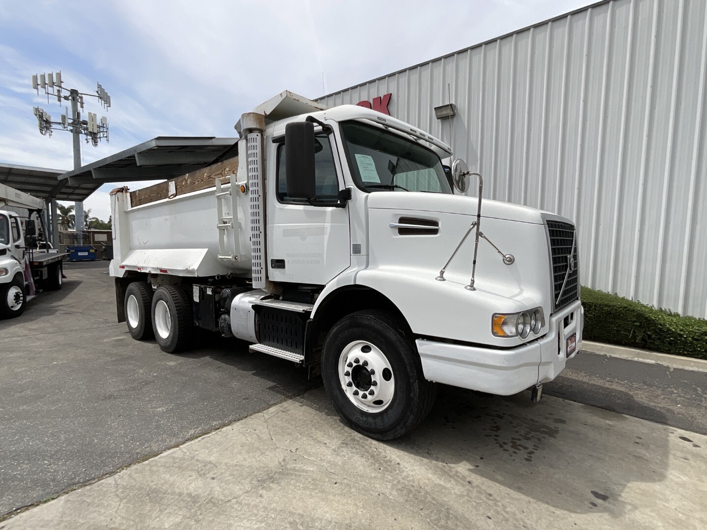 2011 VOLVO VHD in Fontana, CA